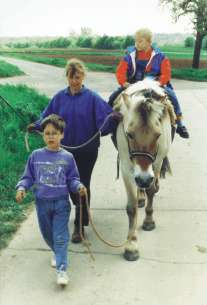 Margit mit zwei Kindern und Pferd